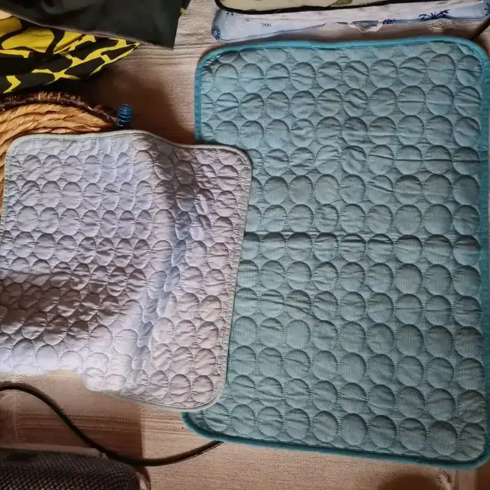 Zwei Frimouf Ice Kühlmatten einer Käuferin für ihre Katzen, im Wohnzimmer auf dem Boden