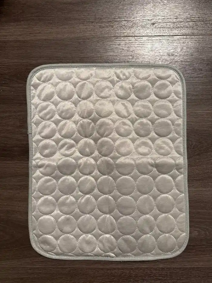 Graue Frimouf Ice Kühlmatte in Größe S auf dunklem Parkett, Foto eines Käufers